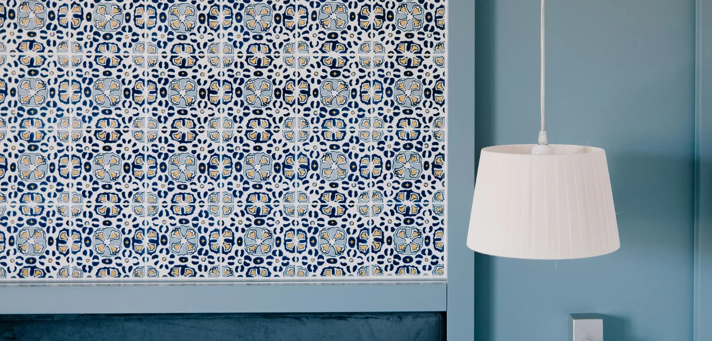 suelos hidráulicos en colores azules, en pared