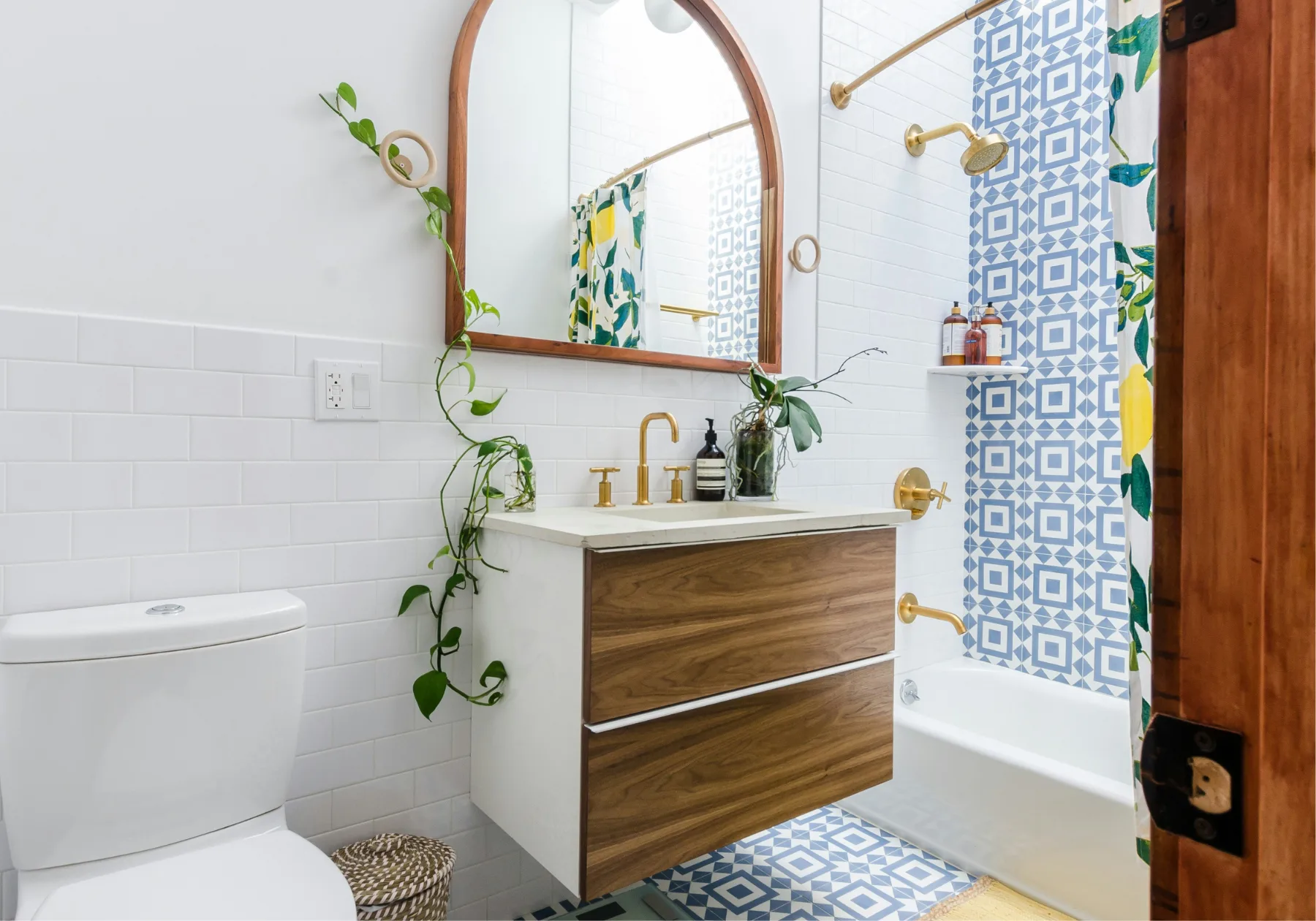 baño decorado con suelos hidráulicos azules