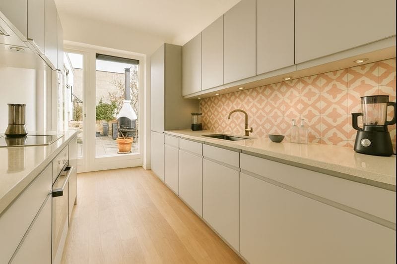 Baldosa rústica interior en pared de cocinas