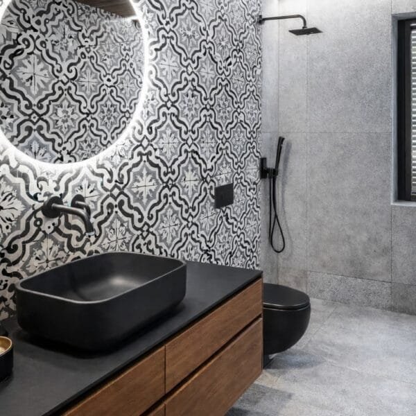 Baño moderno con baldosa hidráulica decorativa