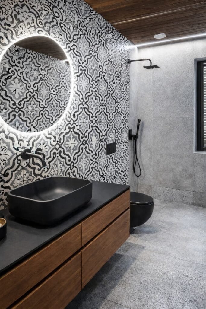 Baño moderno con baldosa hidráulica decorativa