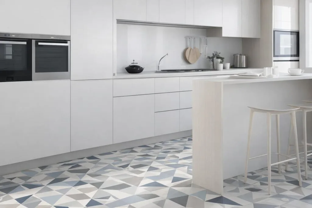 Cocina blanca con baldosa hidráulica artesanal