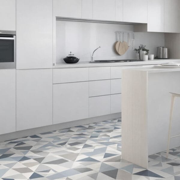 Cocina blanca con baldosa hidráulica artesanal