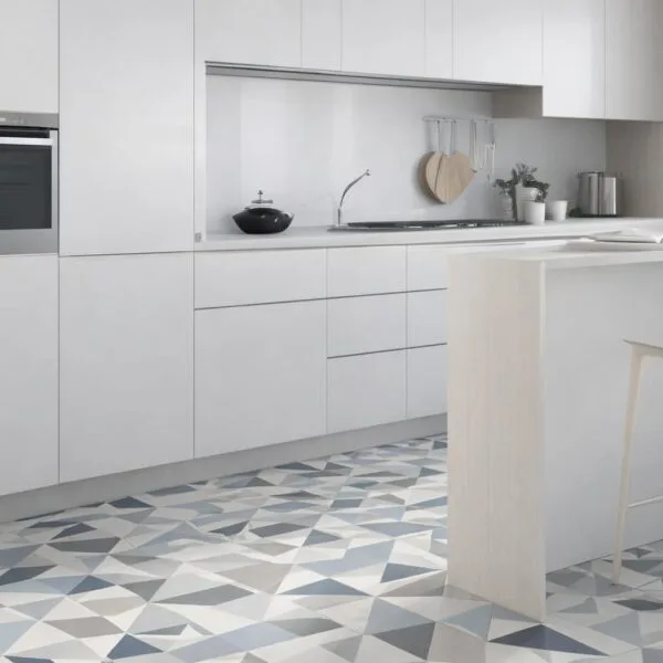 Cocina blanca con baldosa hidráulica artesanal