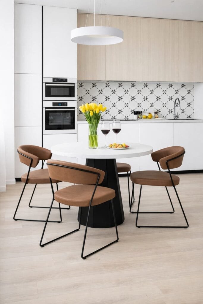 Cocina con baldosa hidrúalica blanca en el salpicadero